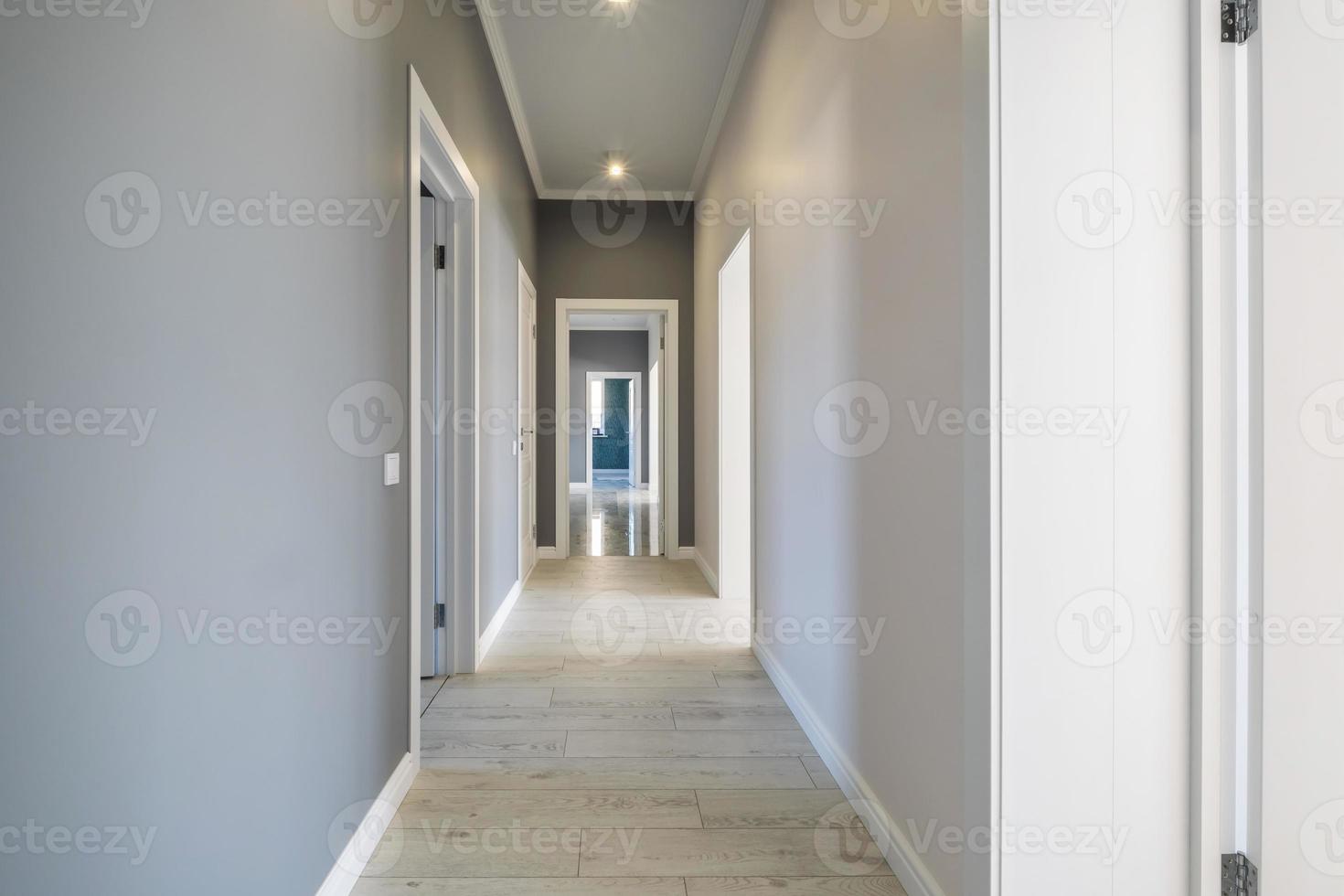 lungo bianca vuoto corridoio nel interno di Ingresso sala di moderno appartamenti, ufficio o clinica foto