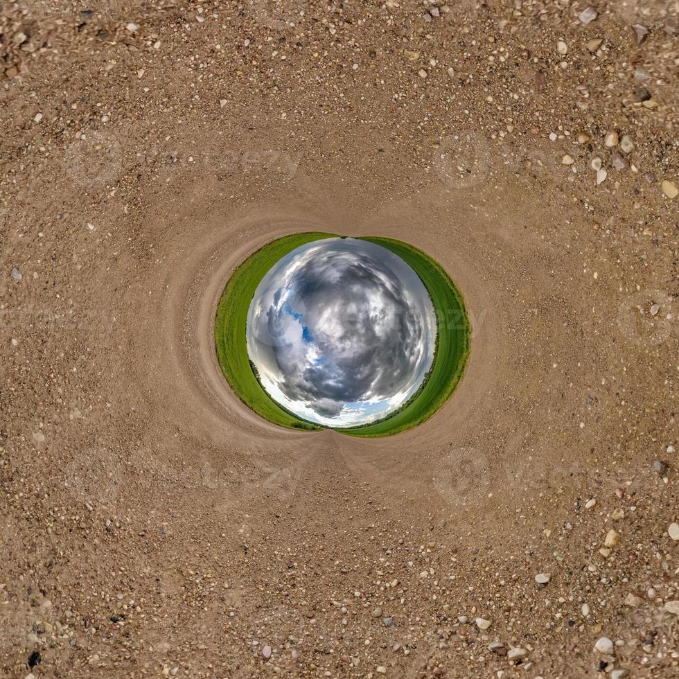 pallina pianeta blu. inversione del minuscolo pianeta trasformazione del panorama sferico a 360 gradi. vista aerea astratta sferica. curvatura dello spazio. foto