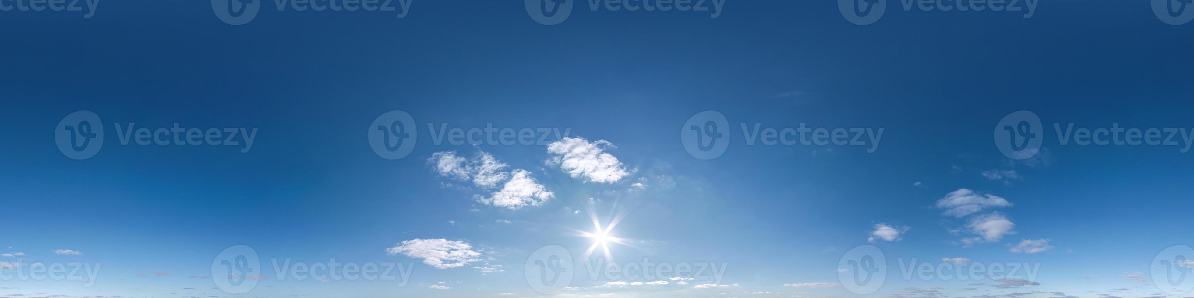 cielo azzurro hdri 360 panorama in proiezione continua con zenit per l'uso in grafica 3d o sviluppo di giochi come sky dome o modifica riprese drone per la sostituzione del cielo foto