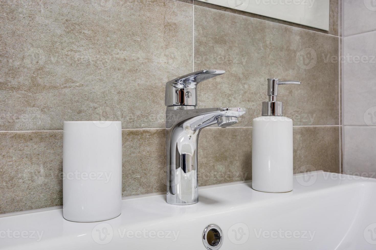 acqua rubinetto Lavello con rubinetto nel costoso soffitta bagno o cucina. foto