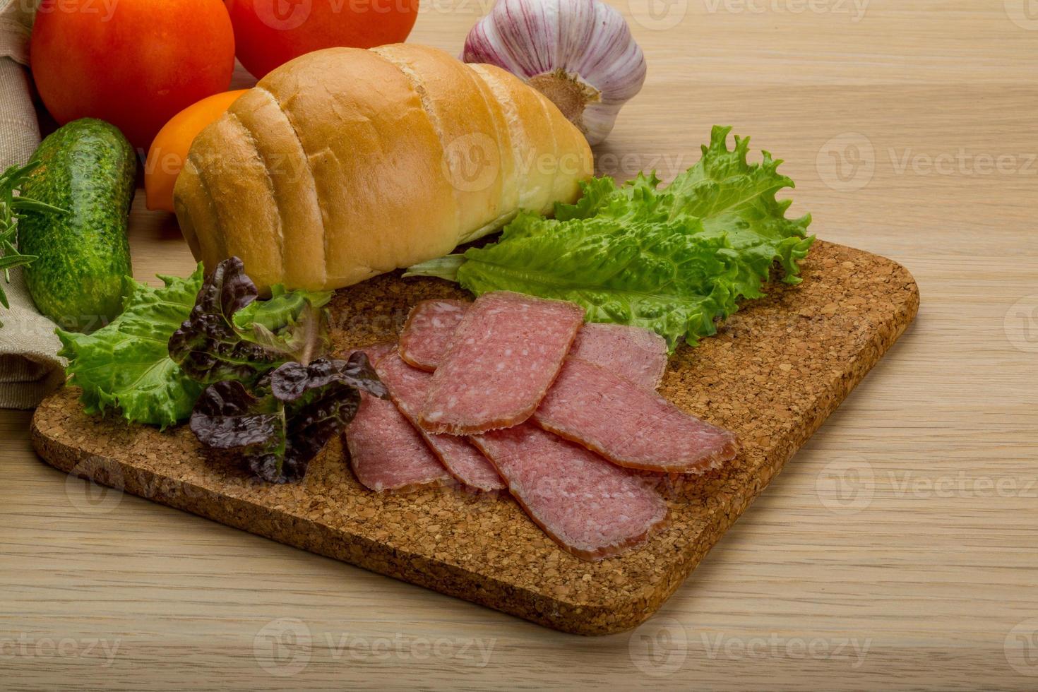 salsicce di salame sul piatto di legno foto