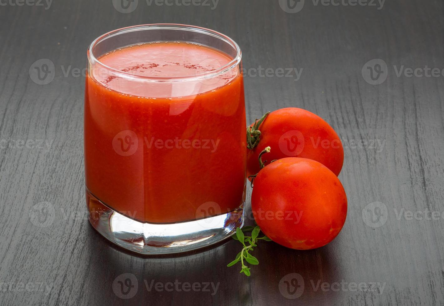 pomodoro succo su di legno sfondo foto