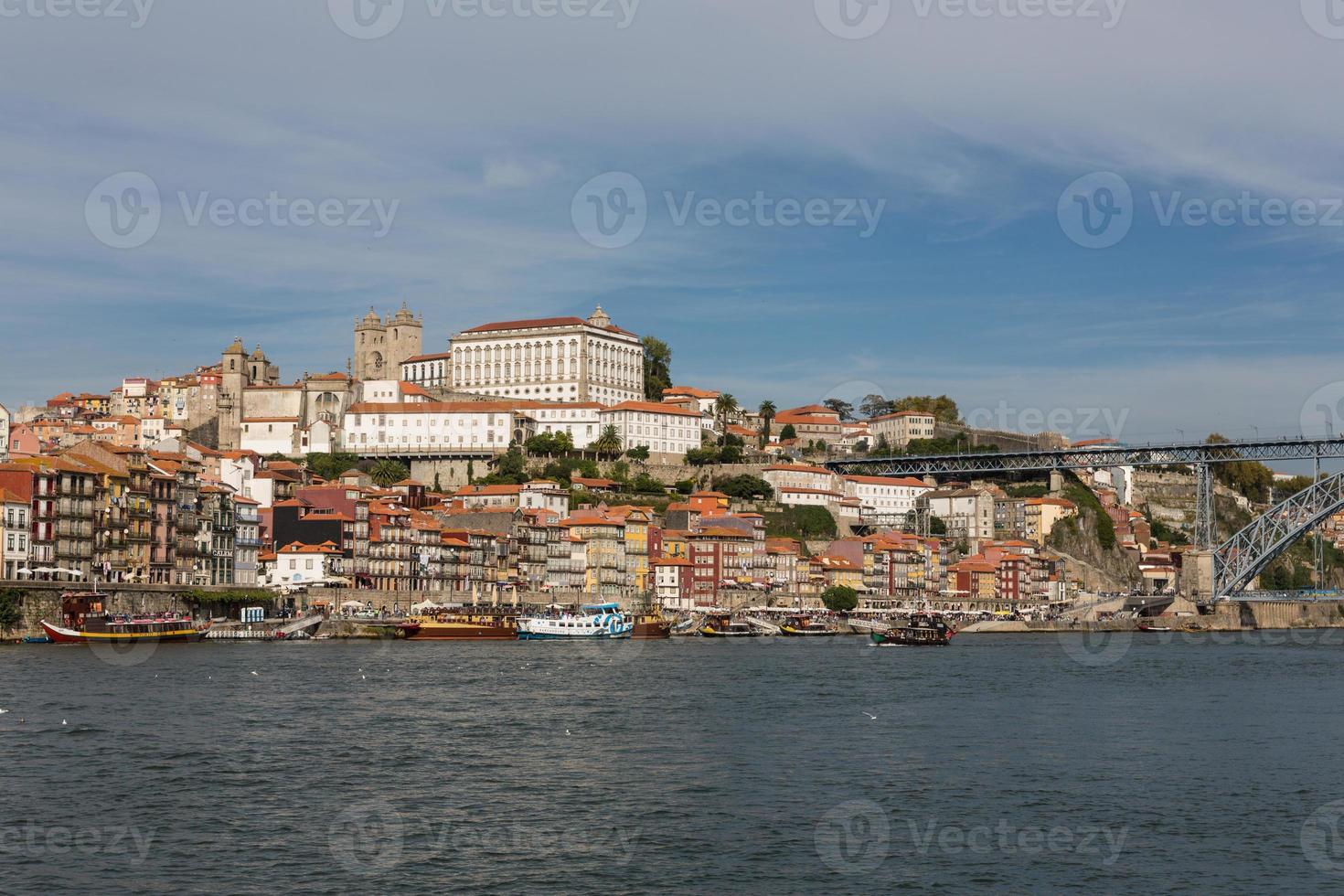 Visualizza di porto città a il Riva del fiume foto