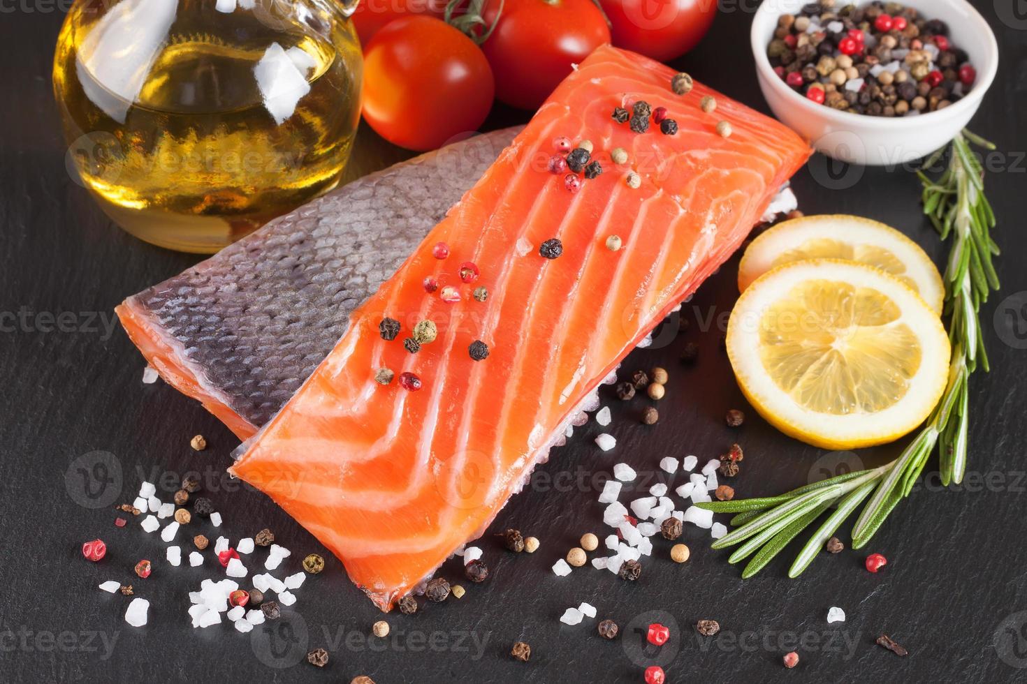 filetto di salmone crudo foto