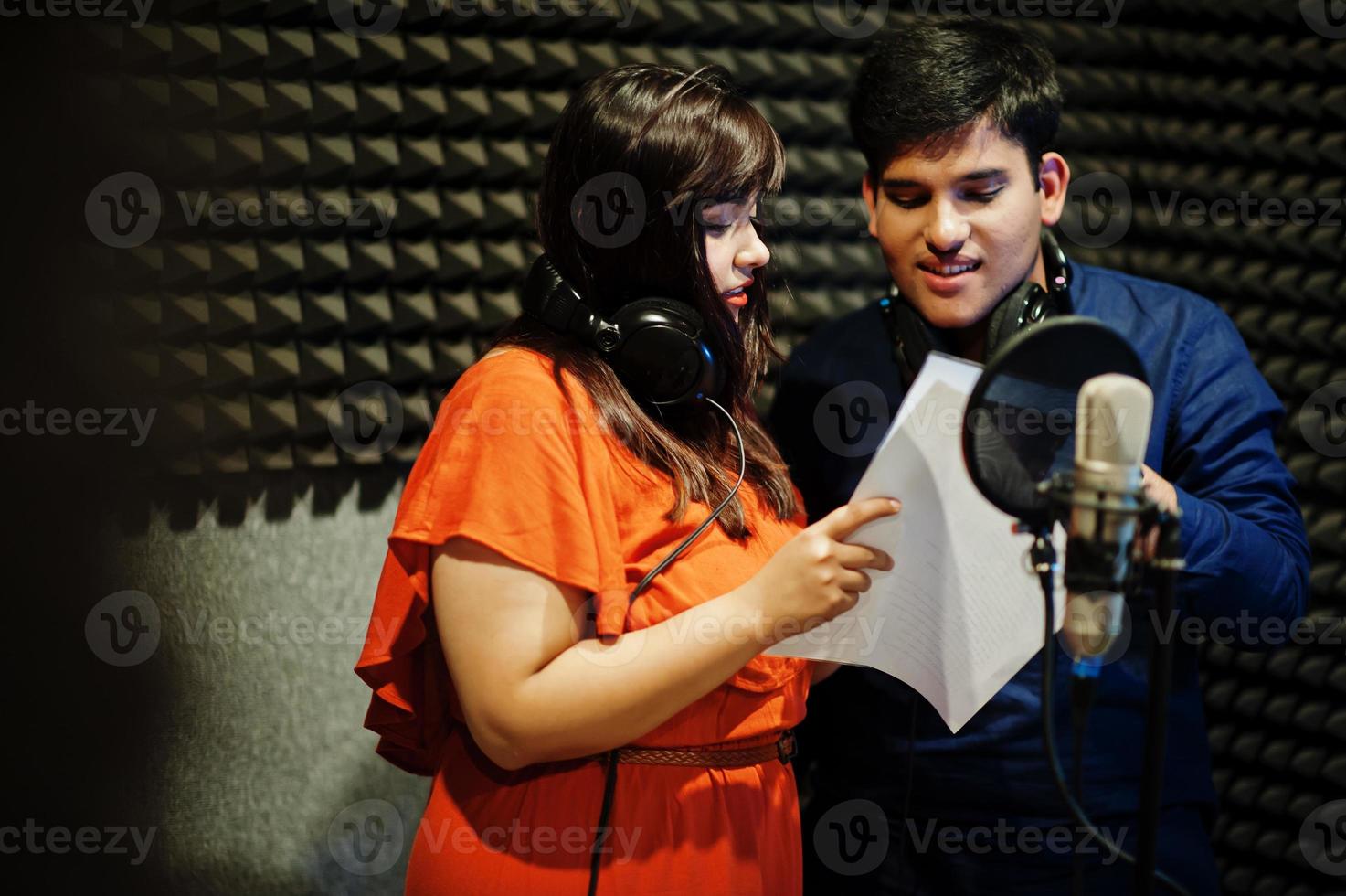 giovane asiatico duetto cantanti con microfono registrazione canzone nel disco musica studio. foto