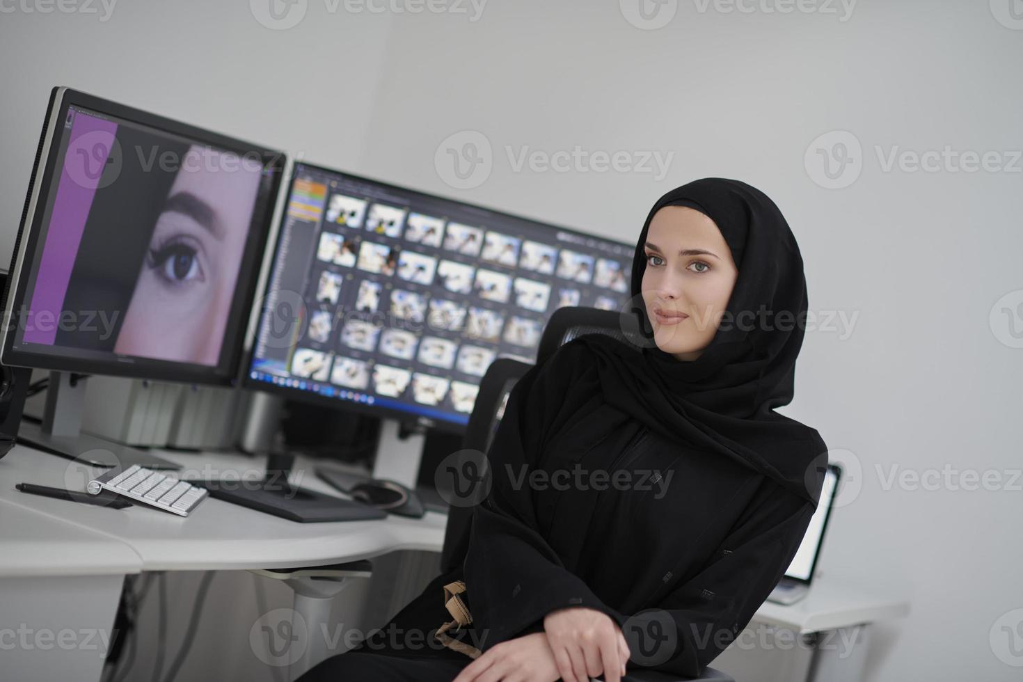 ritratto di giovane musulmano femmina grafico progettista foto