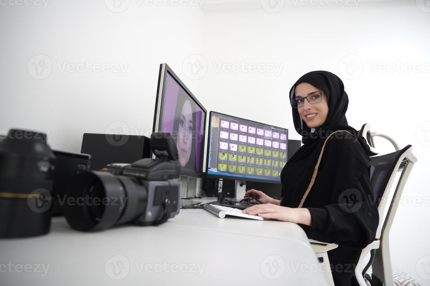 giovane musulmano ragazza Lavorando su il computer a partire dal casa foto