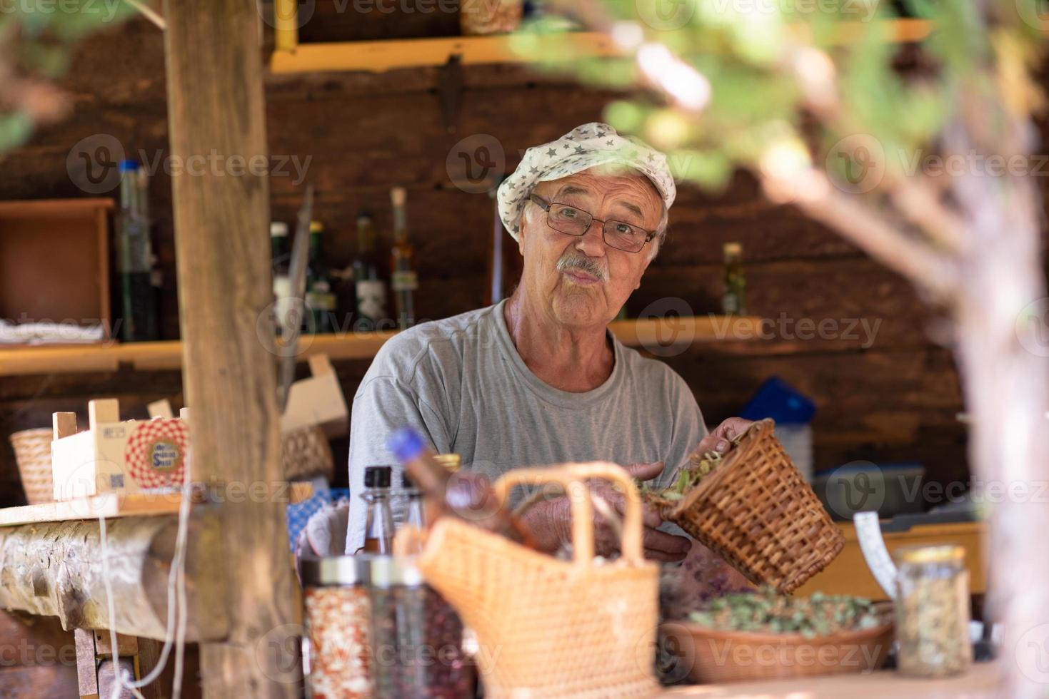 erborista nel negozio foto