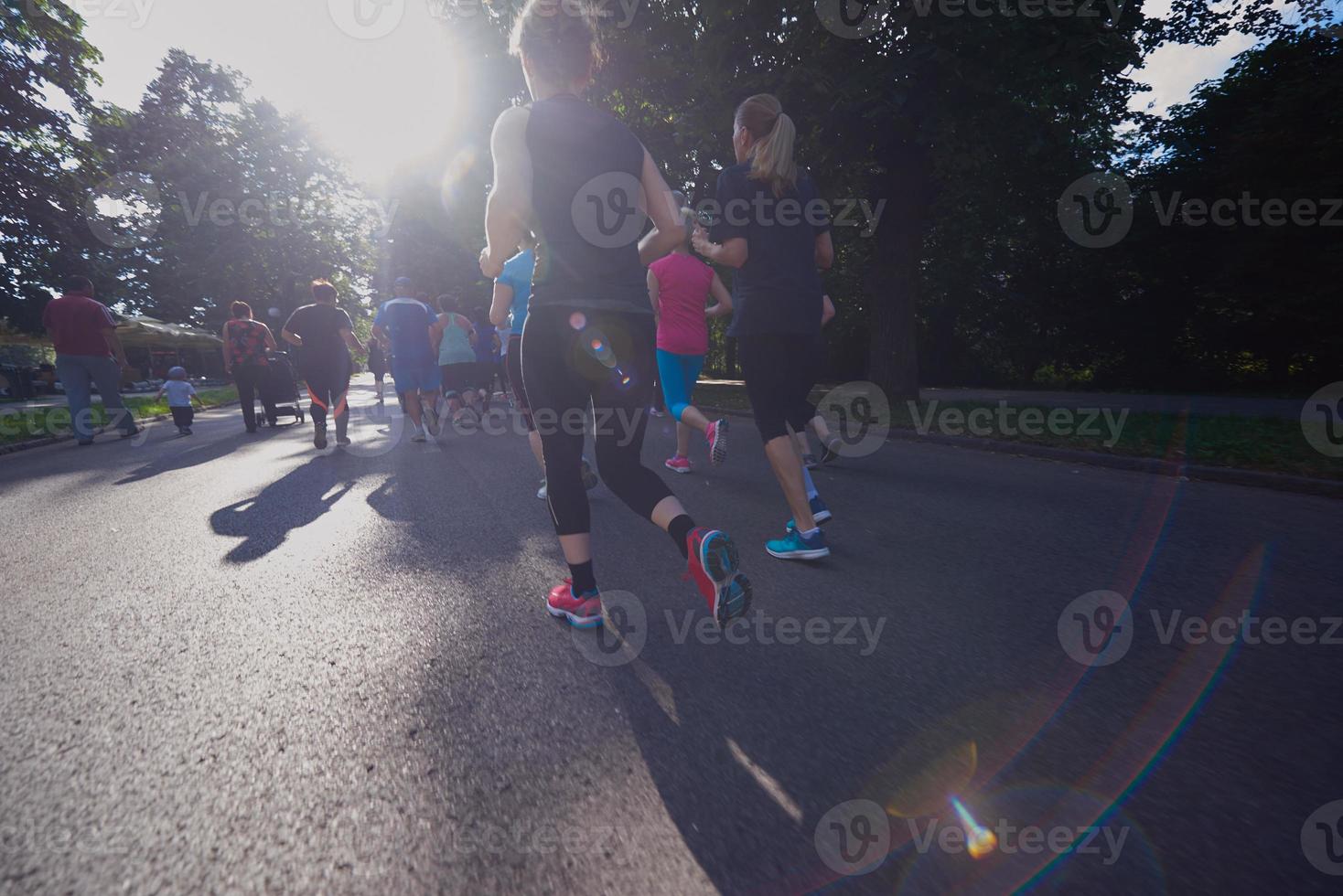 gruppo di persone che fa jogging foto