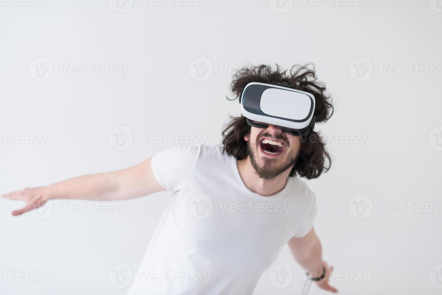 uomo utilizzando cuffia di virtuale la realtà foto