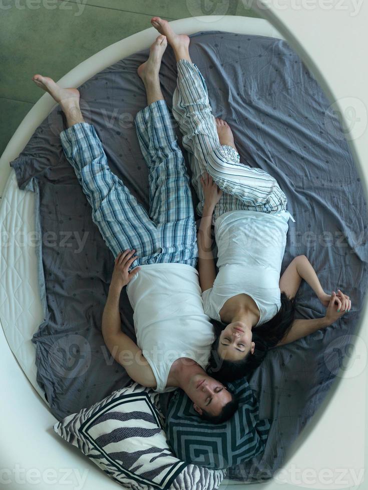 coppia rilassare e avere divertimento nel letto foto