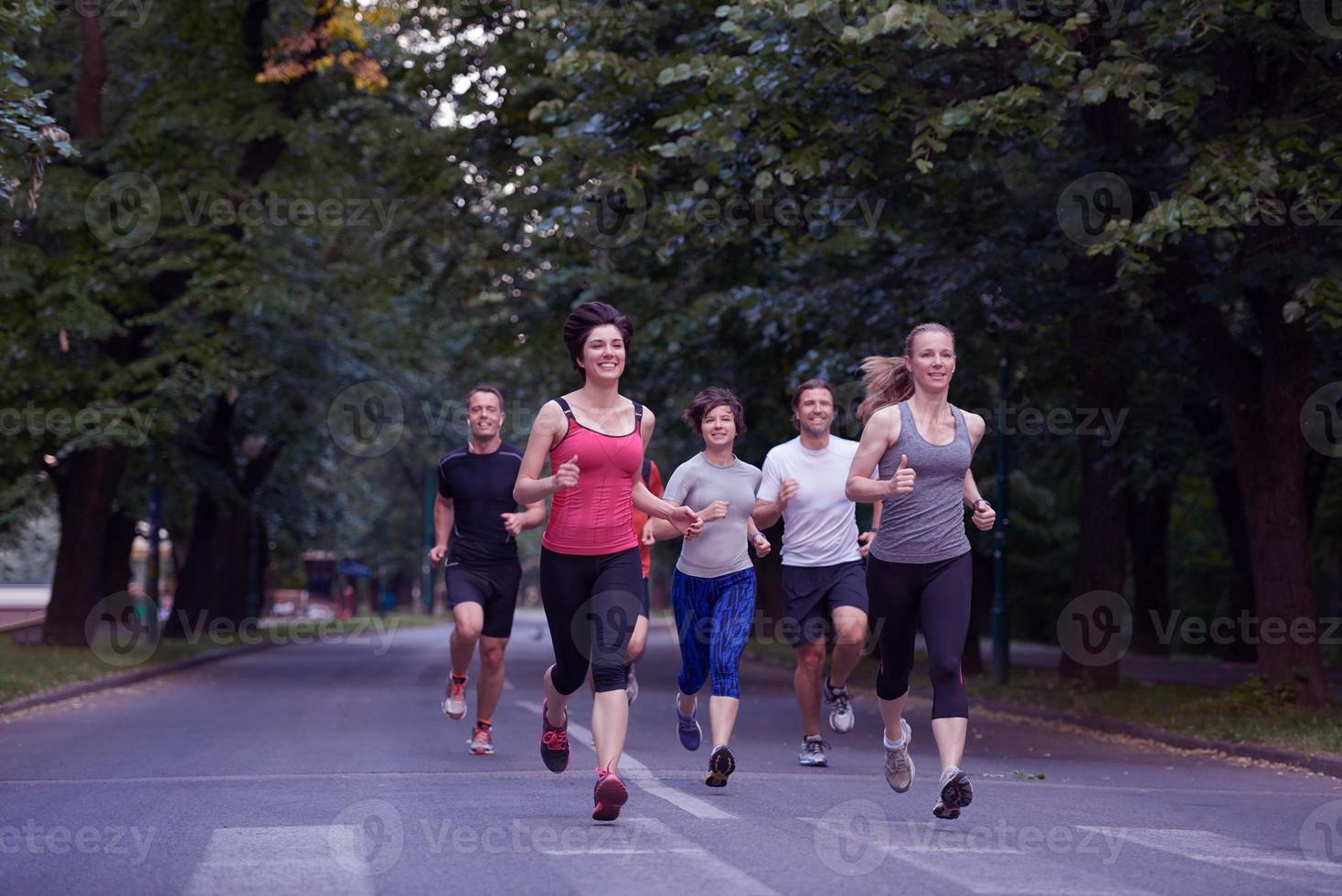 gruppo di persone che fa jogging foto