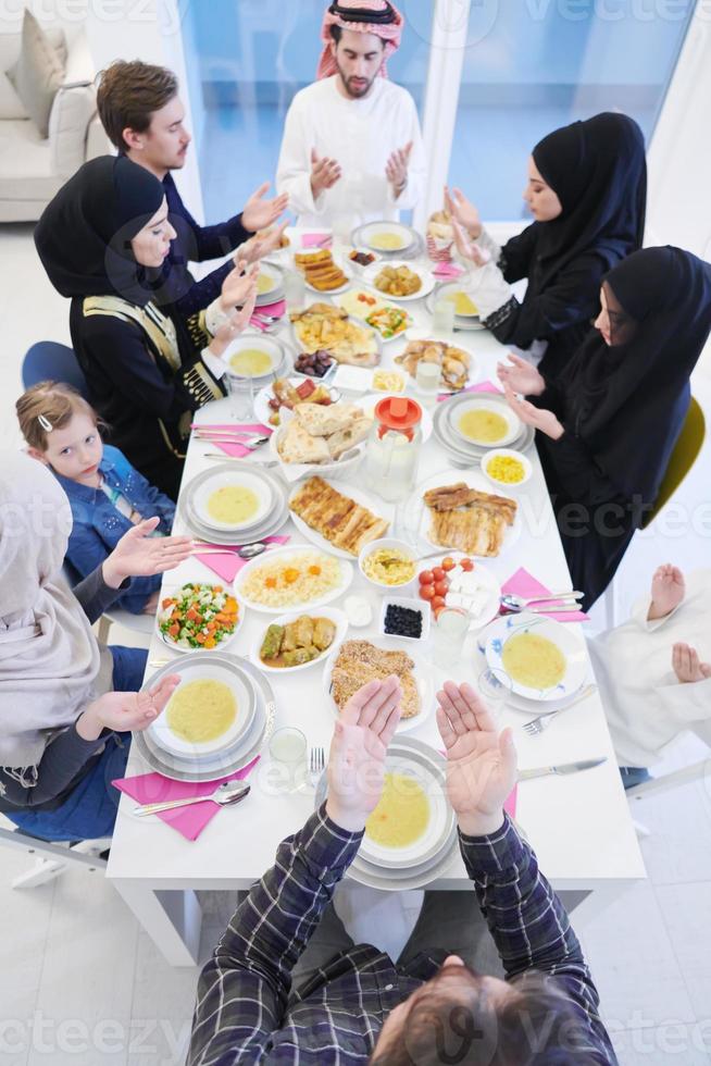 tradizionale musulmano famiglia preghiere prima iftar cena foto