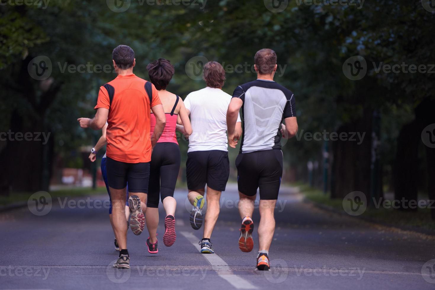 gruppo di persone che fa jogging foto