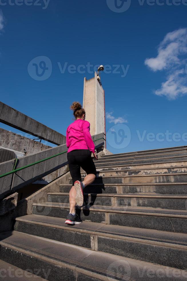 giovane coppia jogging su passaggi foto