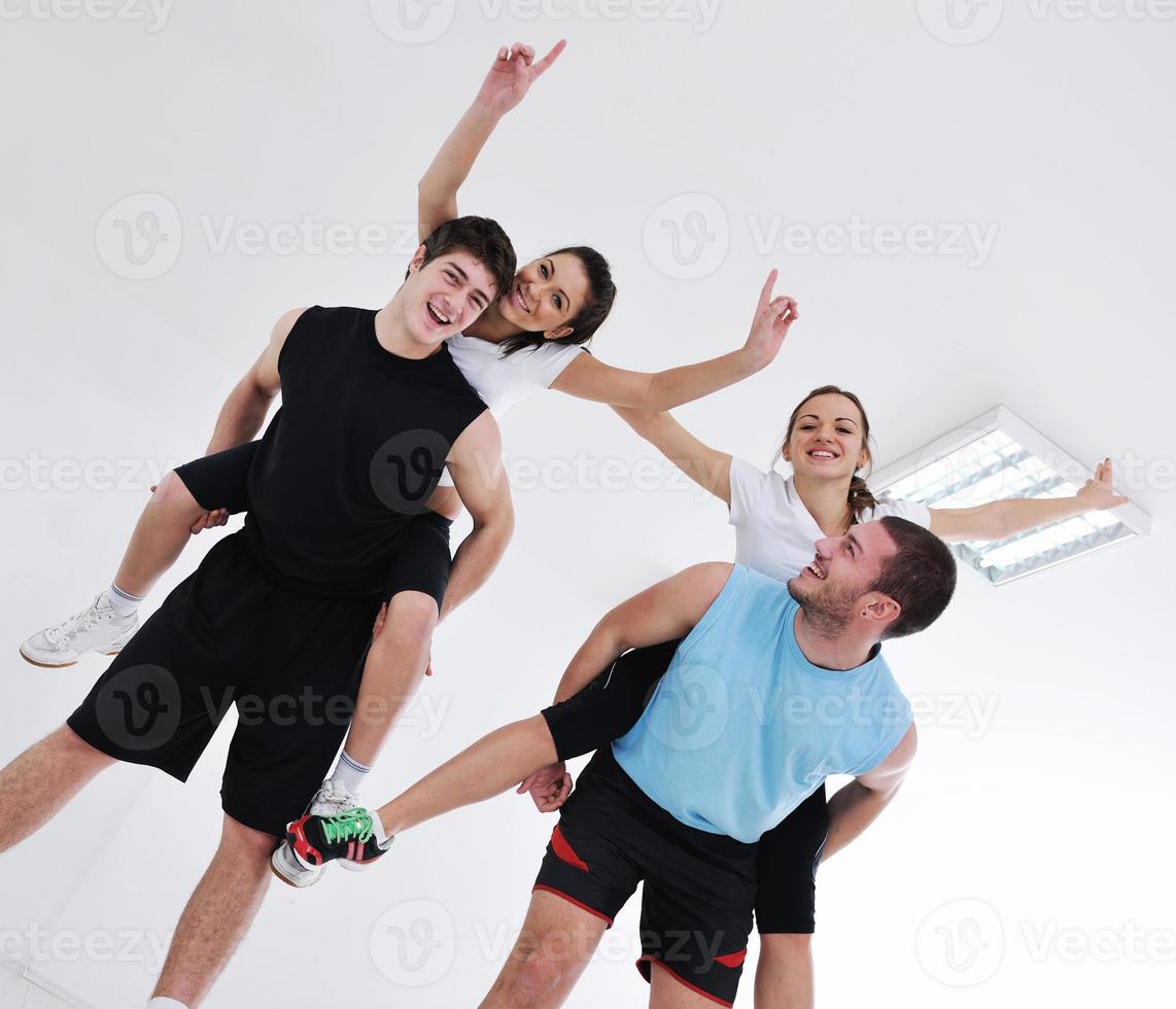 giovane persone gruppo nel fitness club foto