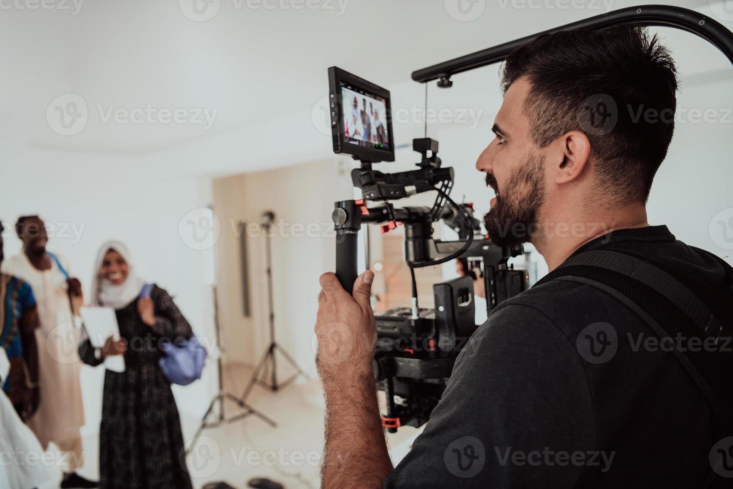 un' operatore video nel un' casa studio cattura un' gruppo di moderno studenti con un' professionale telecamera. foto