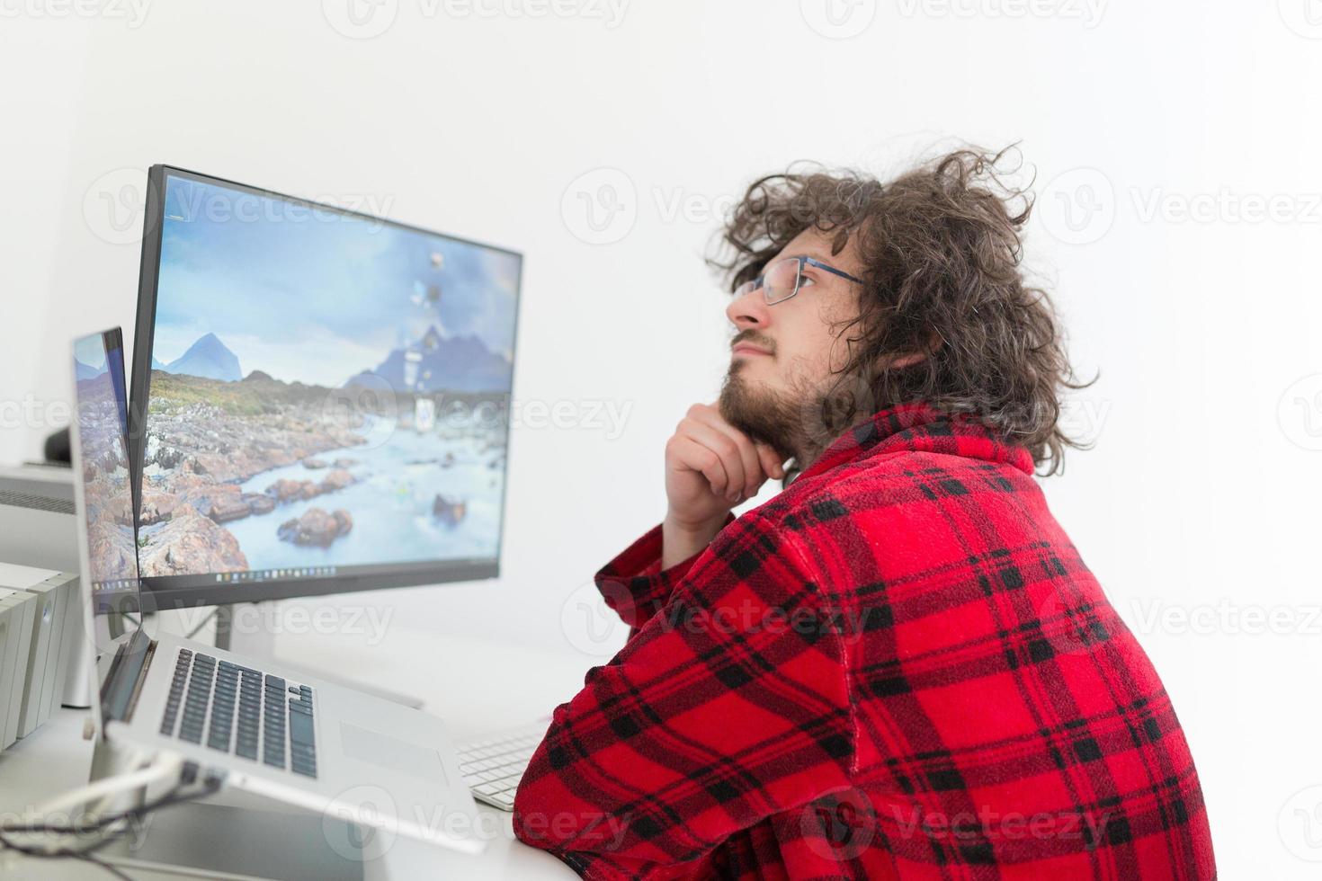 grafico progettista nel accappatoio Lavorando a casa foto