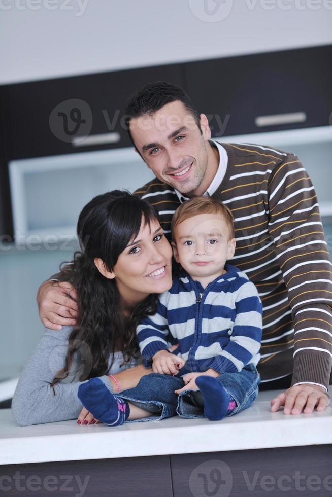 contento giovane famiglia avere divertimento a casa foto