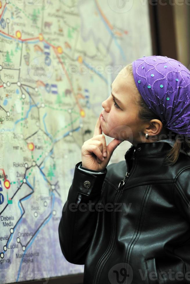 ragazza con città carta geografica pannello foto