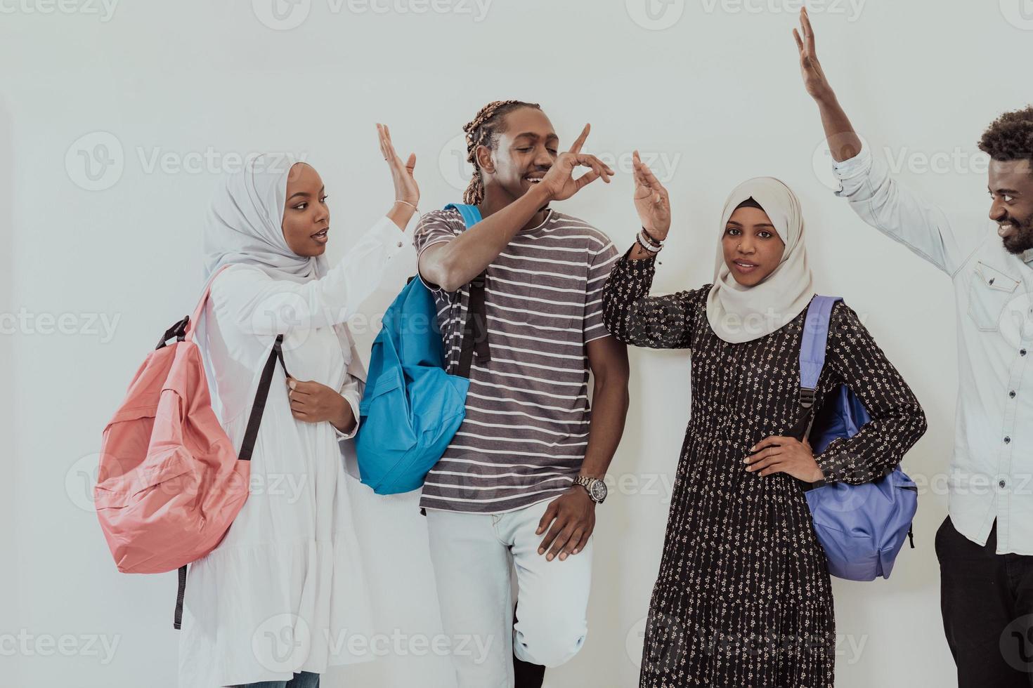 foto di un' gruppo di contento africano studenti parlando e incontro insieme Lavorando su compiti a casa ragazze indossare tradizionale sudanese musulmano hijab