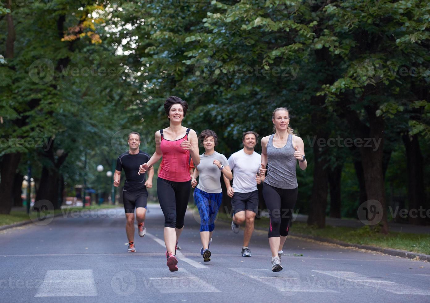 gruppo di persone che fa jogging foto