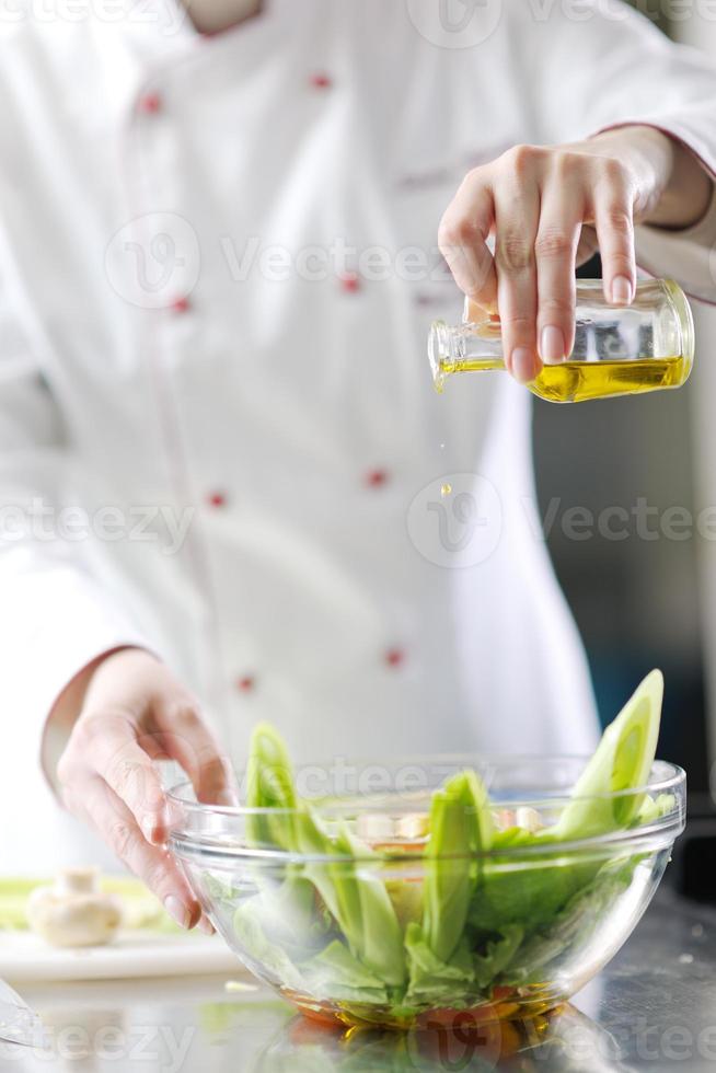 chef prepara il pasto foto