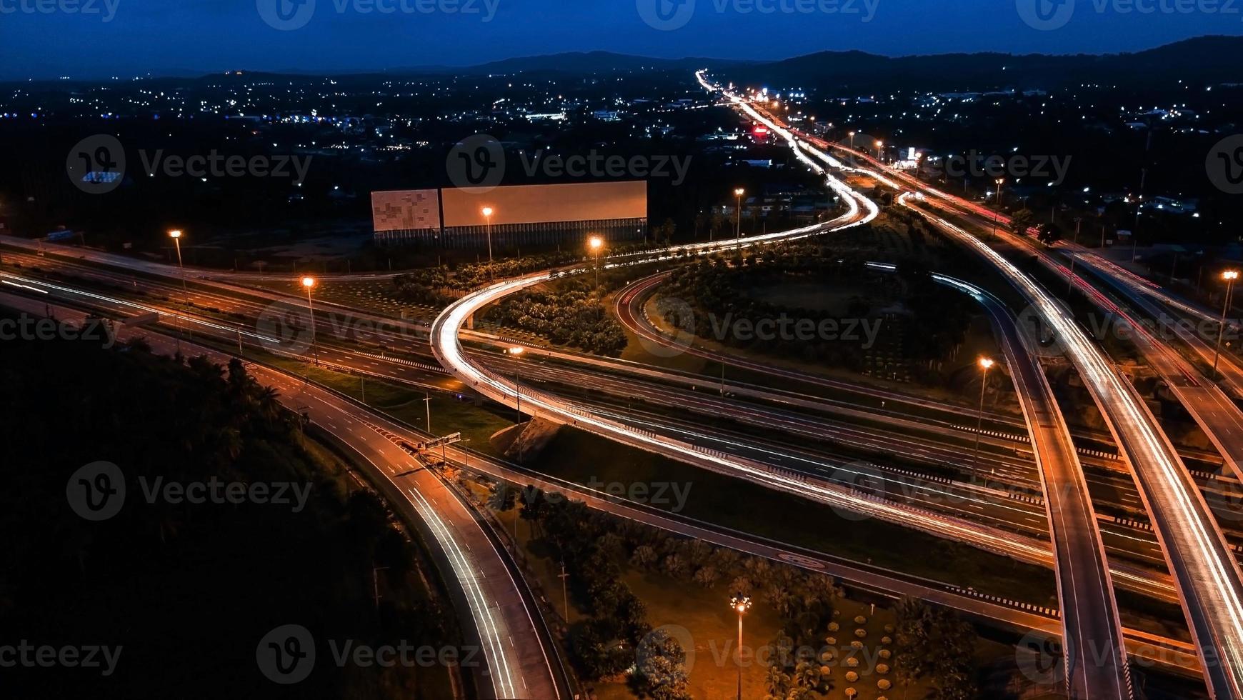 su strada autostrada della città di notte - vista a volo d'uccello - drone - vista dall'alto foto