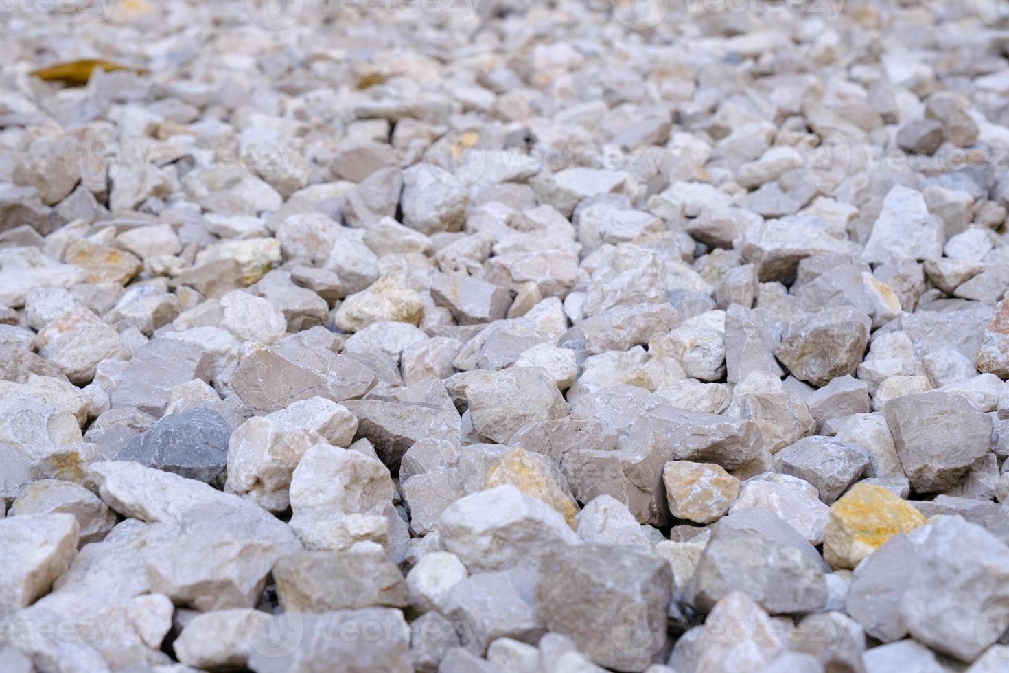 vicino su di piccolo bianca marmo pietre sfondo, un' mucchio di rocce, naturale struttura, schiacciato decorativo ghiaia. foto