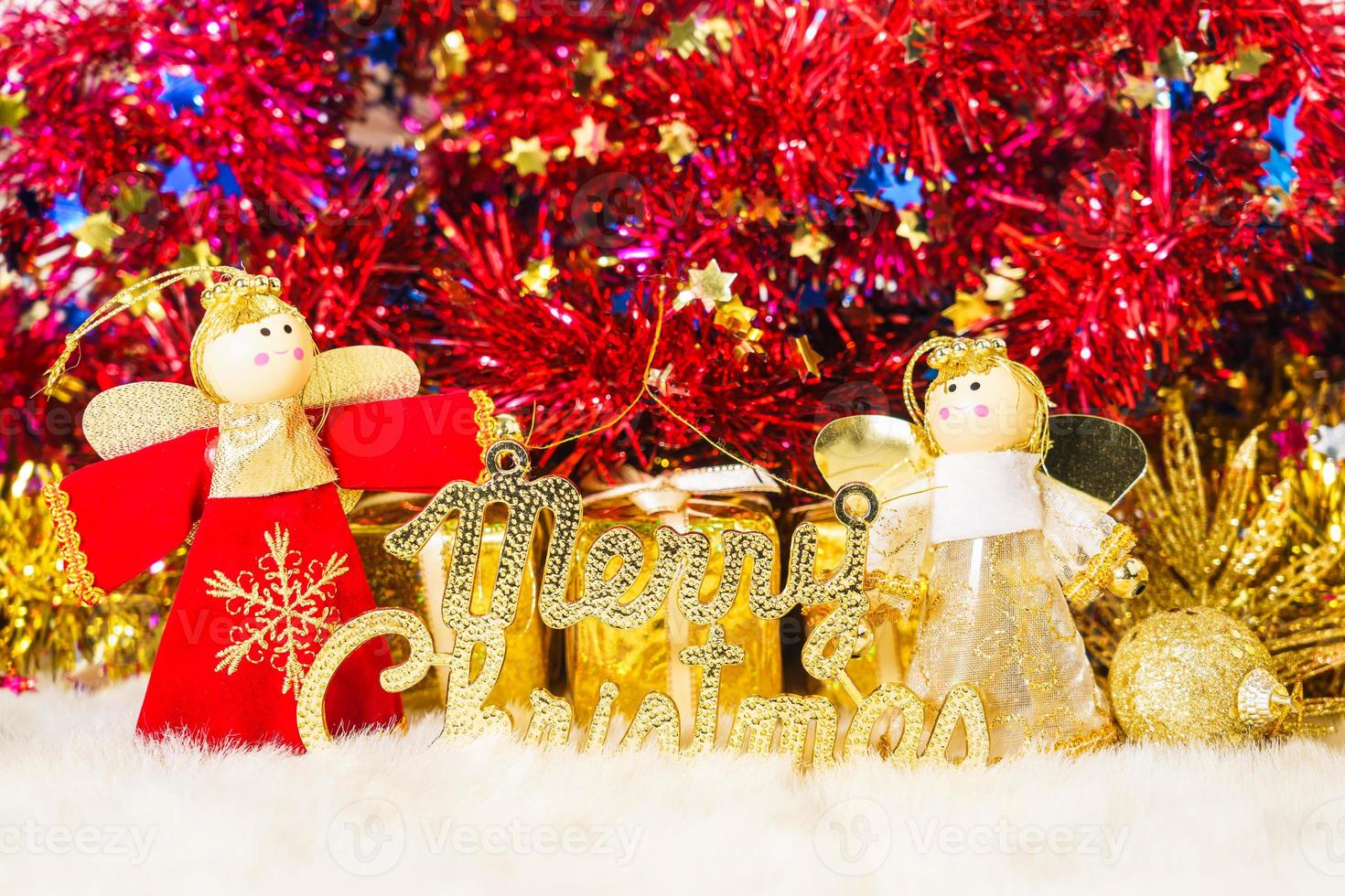 bambola di natale con ornamenti e decorazioni natalizie foto