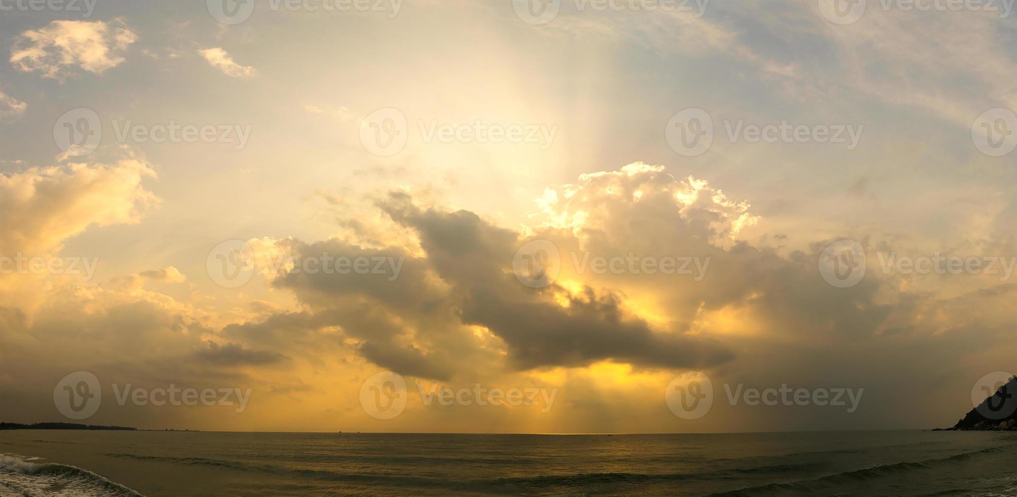 tramonto con drammatico nube al di sopra di mare foto