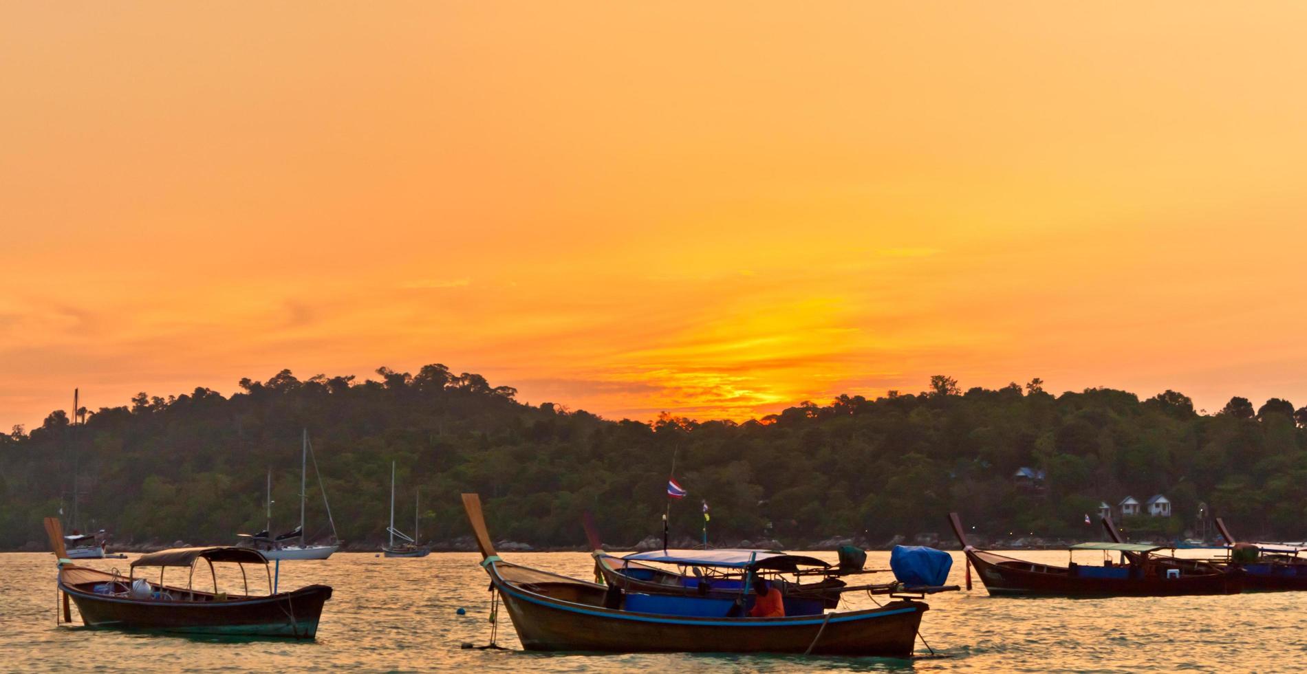 barca a tramonto, Tailandia foto