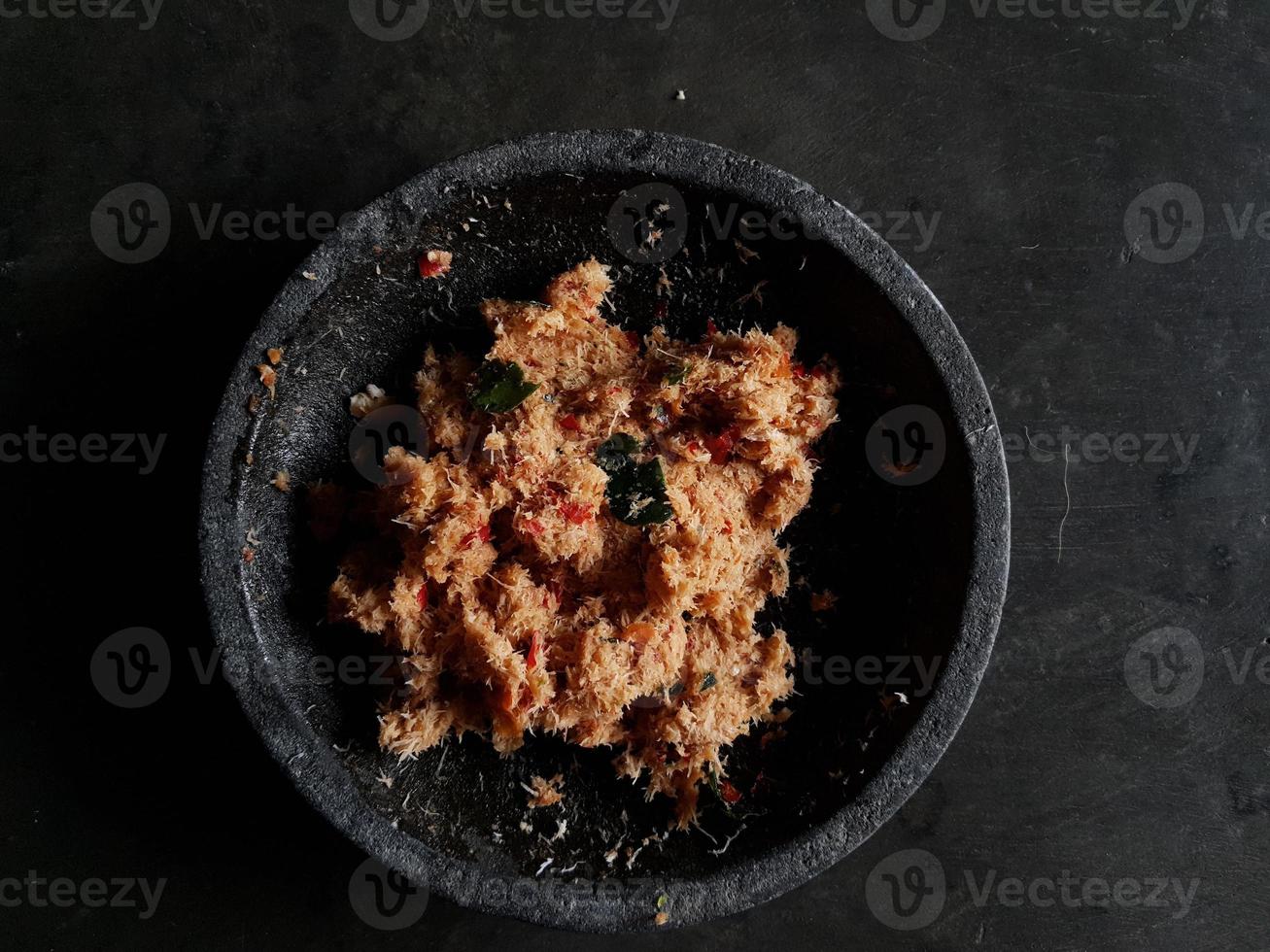 grattugiato Noce di cocco è misto con spezie consistente di aglio, chili, zucchero, palma zucchero, sale e lime le foglie. foto