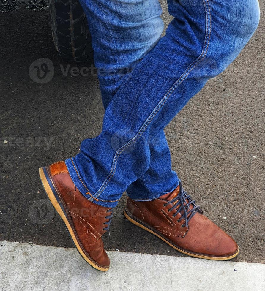uomo indossare blu denim jeans con Marrone pelle scarpe. foto