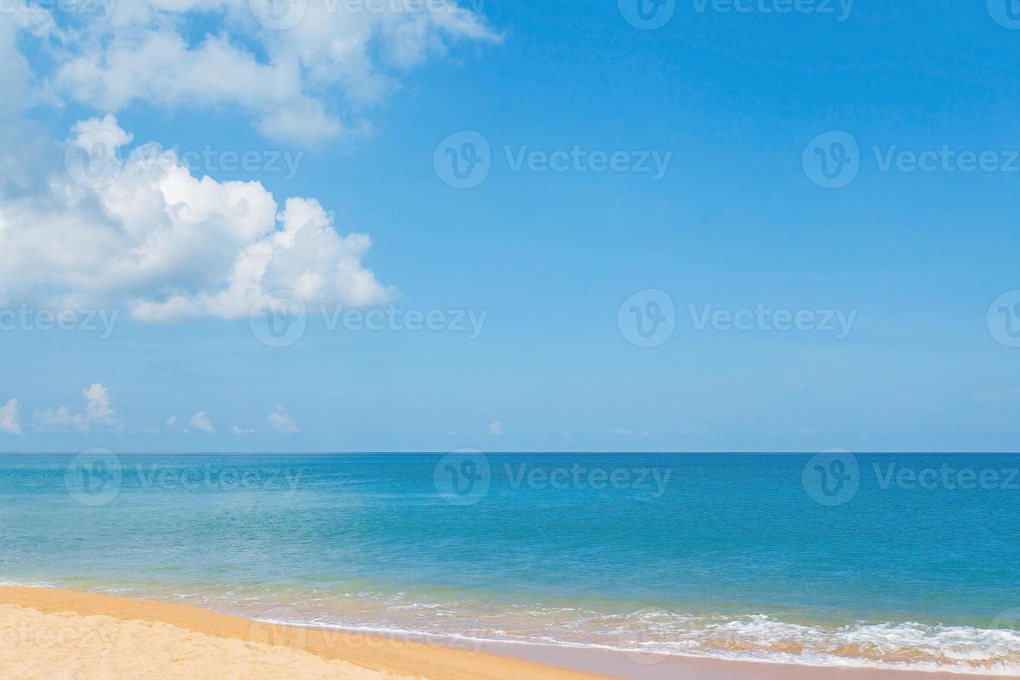 nuvola bianca, cielo blu e mare con terra verde come vista mare sullo sfondo naturale. foto