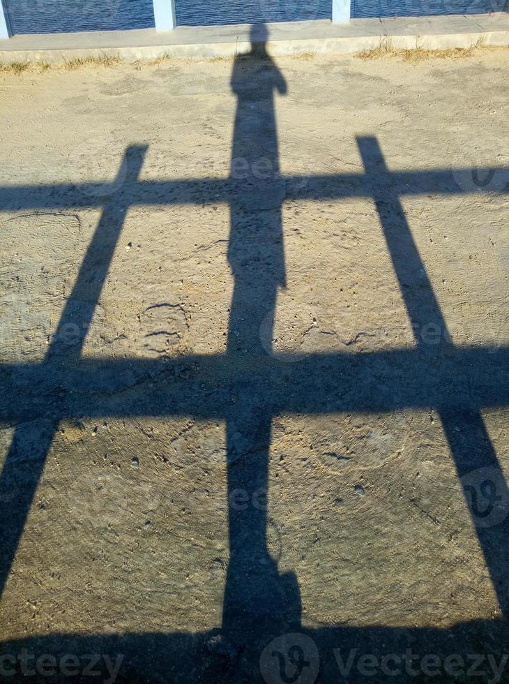 ombra di uomo su ponte sfondo foto