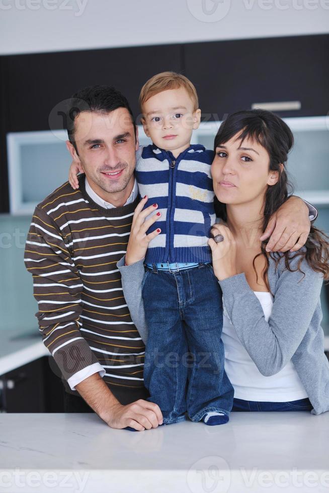 contento giovane famiglia avere divertimento a casa foto