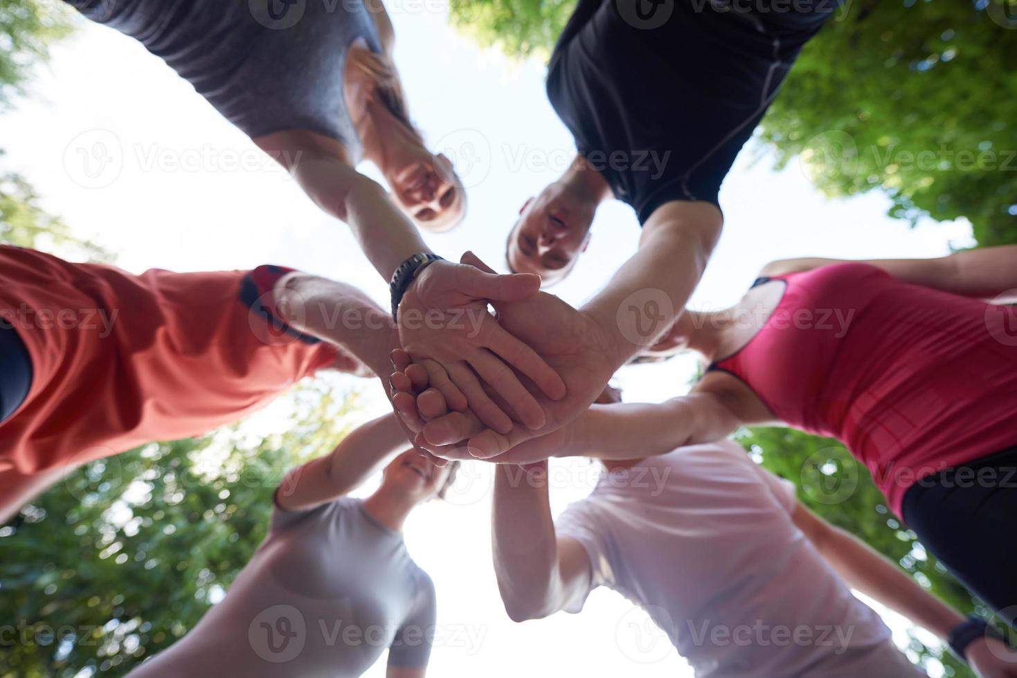 il gruppo di persone che fa jogging si diverte foto