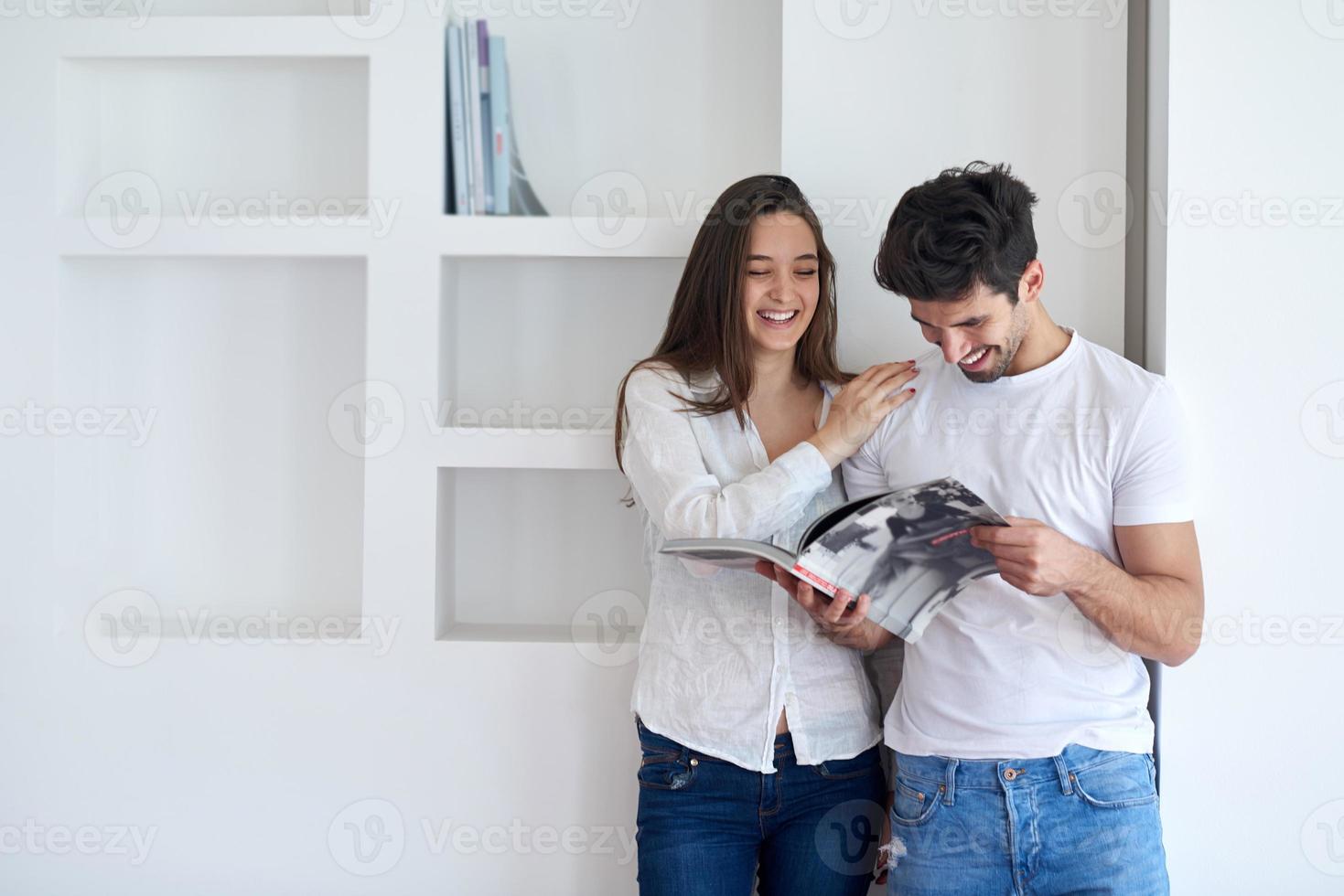 rilassato giovane coppia a casa scala foto