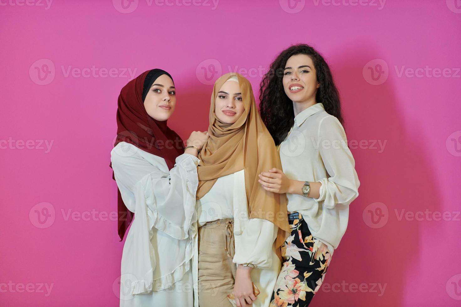 giovane musulmano donne in posa su rosa sfondo foto
