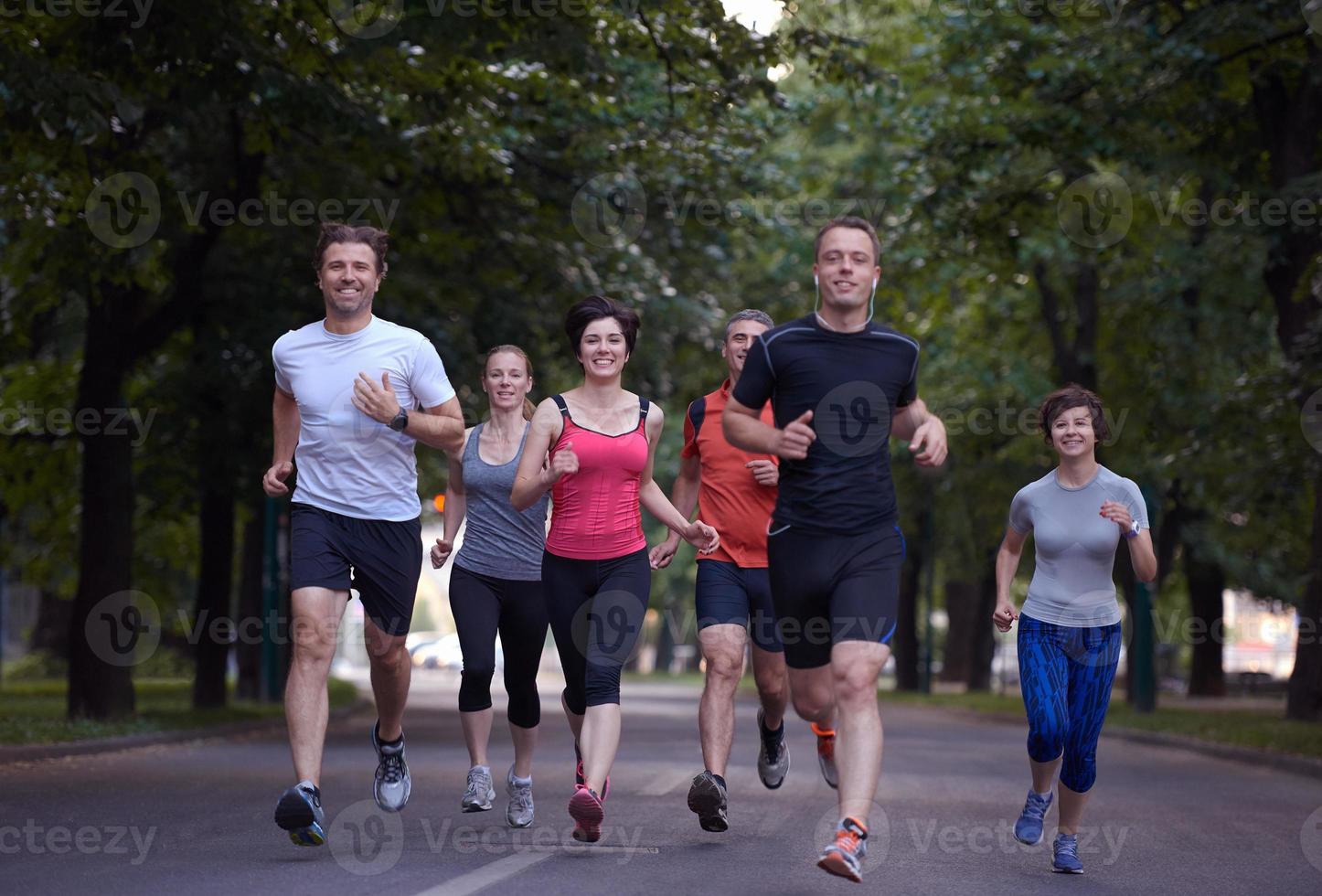 gruppo di persone che fa jogging foto