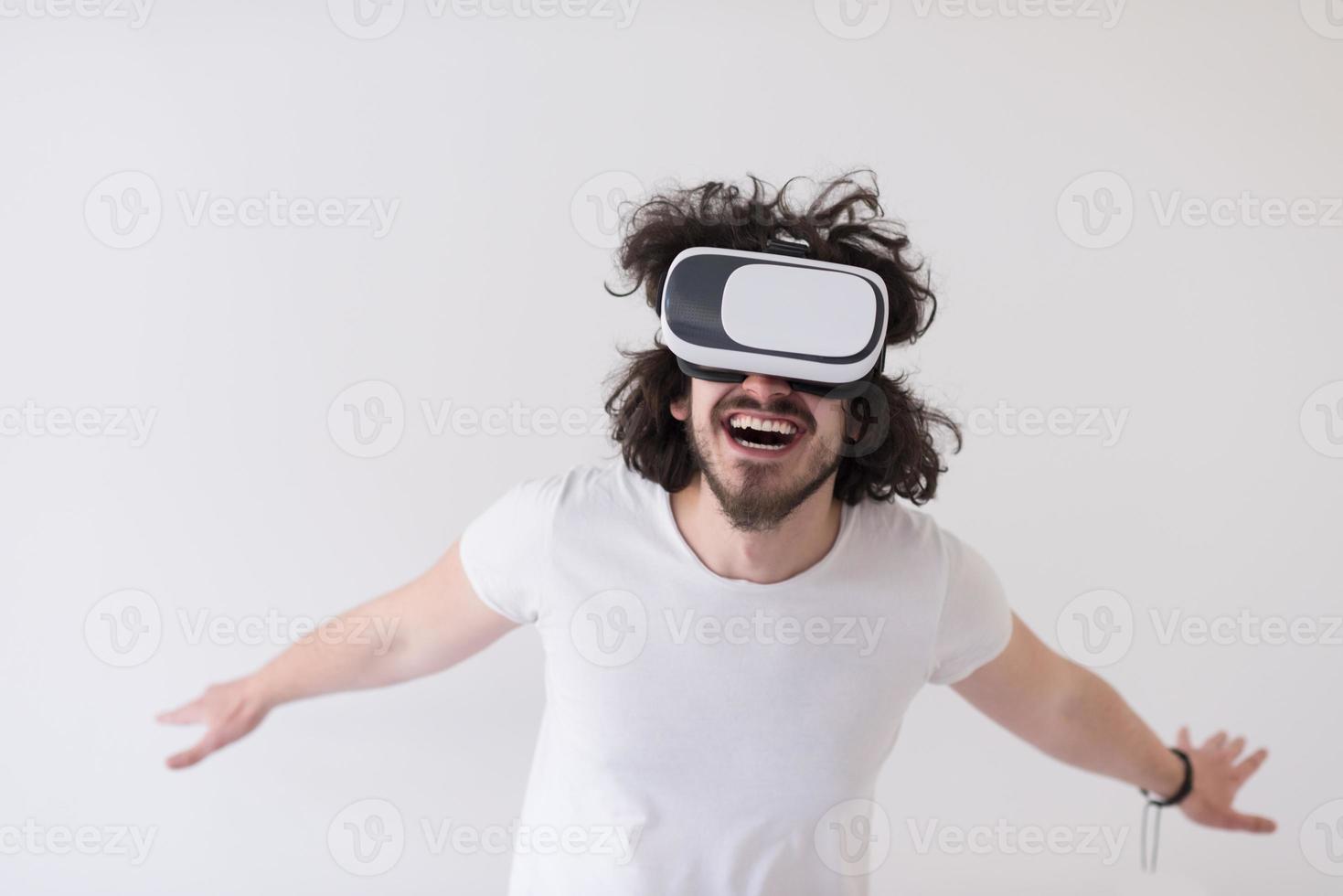 uomo utilizzando cuffia di virtuale la realtà foto