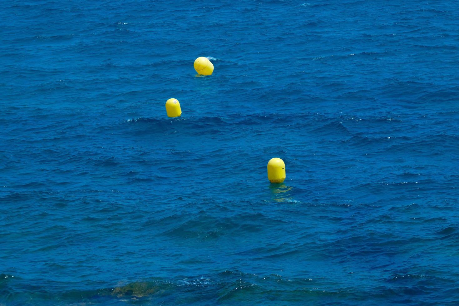 giallo boe su il mediterraneo costa di il catalano costa brava foto