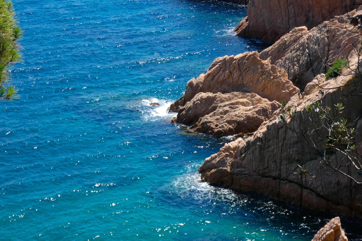 aspro costa, mediterraneo costa nel il catalano costa brava, sant feliu de guixol foto