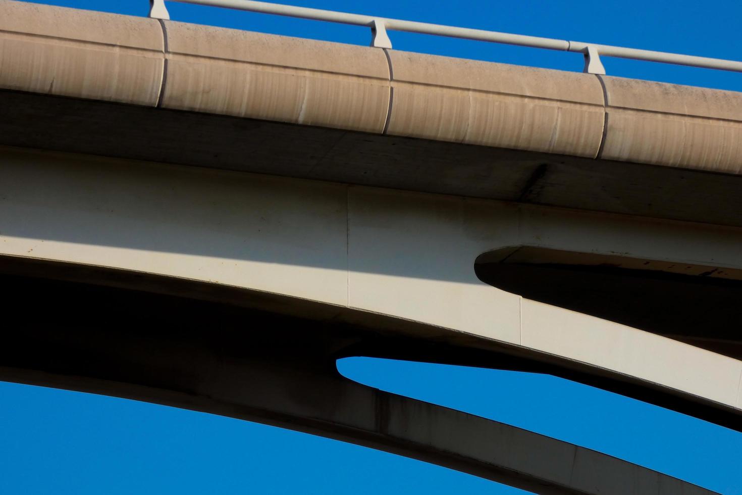 moderno fiume ponte, un ingegneria feat quello migliaia di veicoli passaggio al di sopra di quotidiano foto