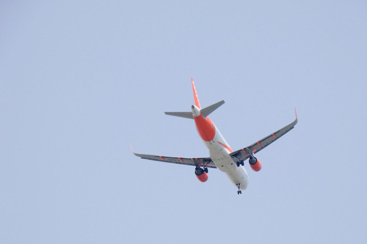 commerciale aereo volante sotto blu cieli e in arrivo a il aeroporto foto