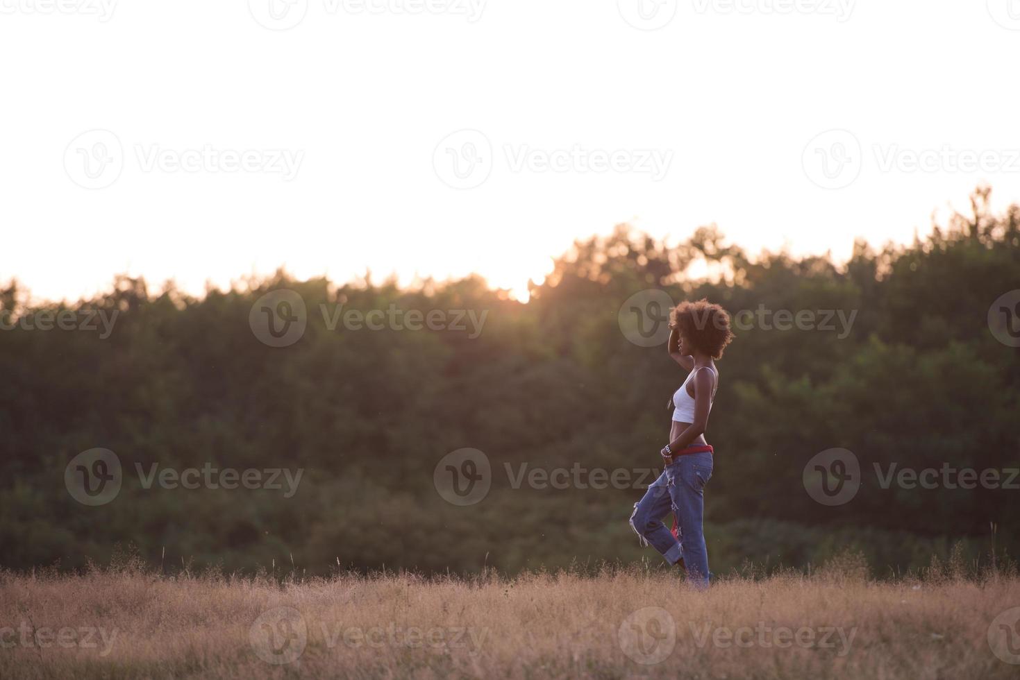 giovane nero donna nel natura foto