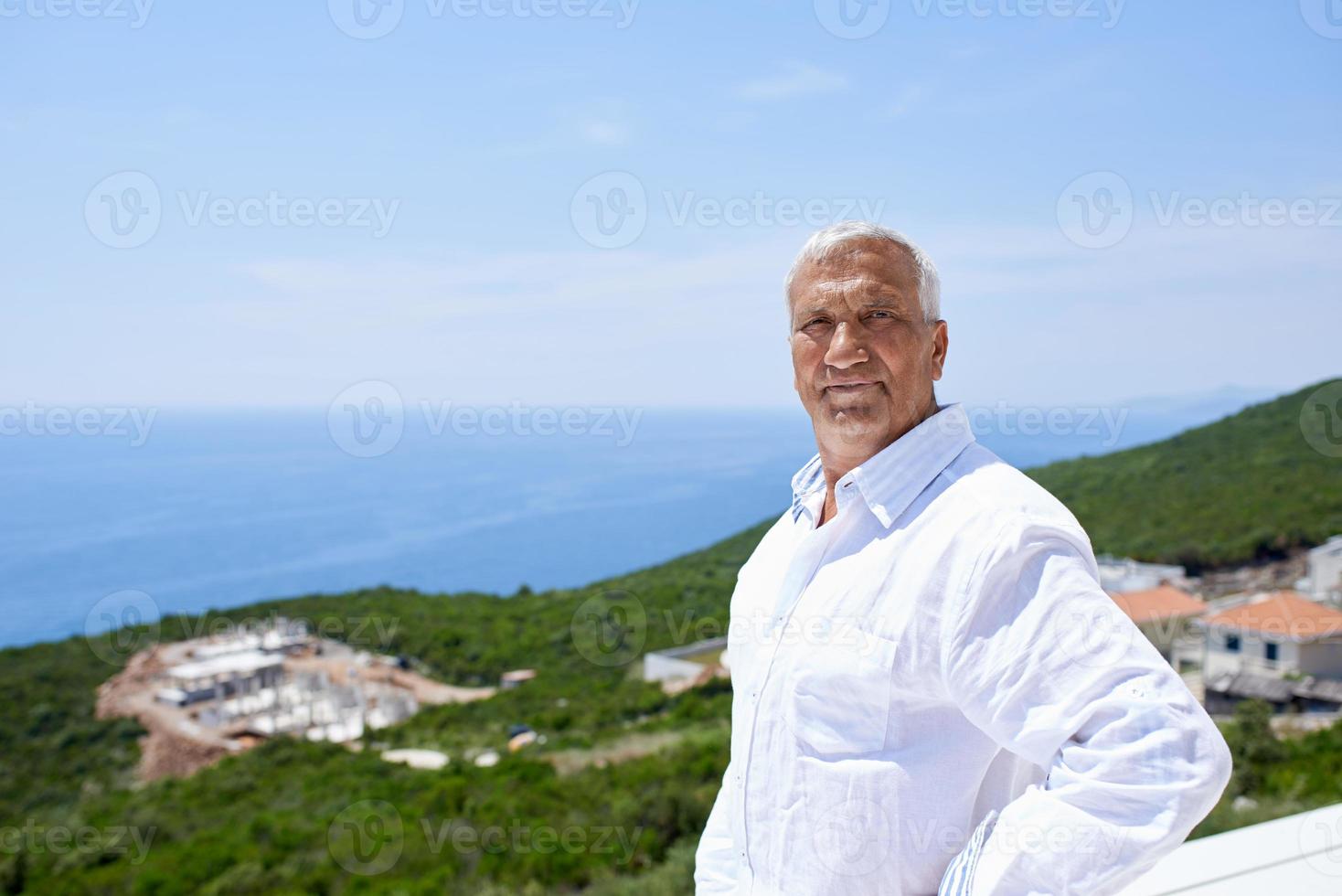 anziano uomo nel davanti di moderno casa foto