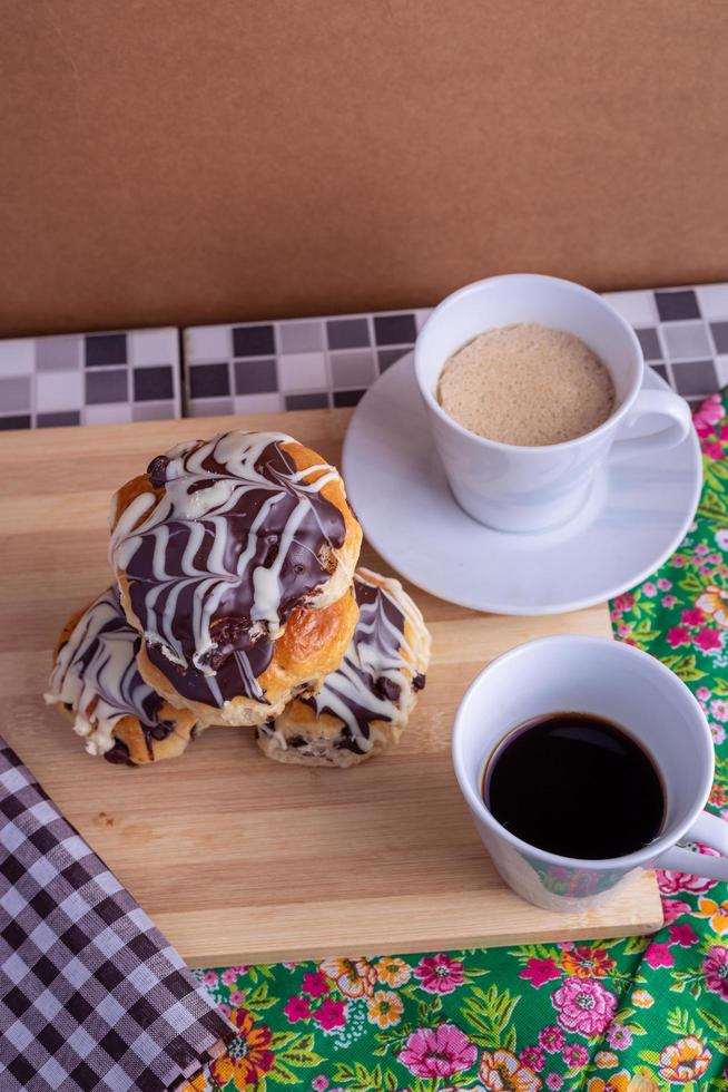 tazza di caffè con brioche pane foto