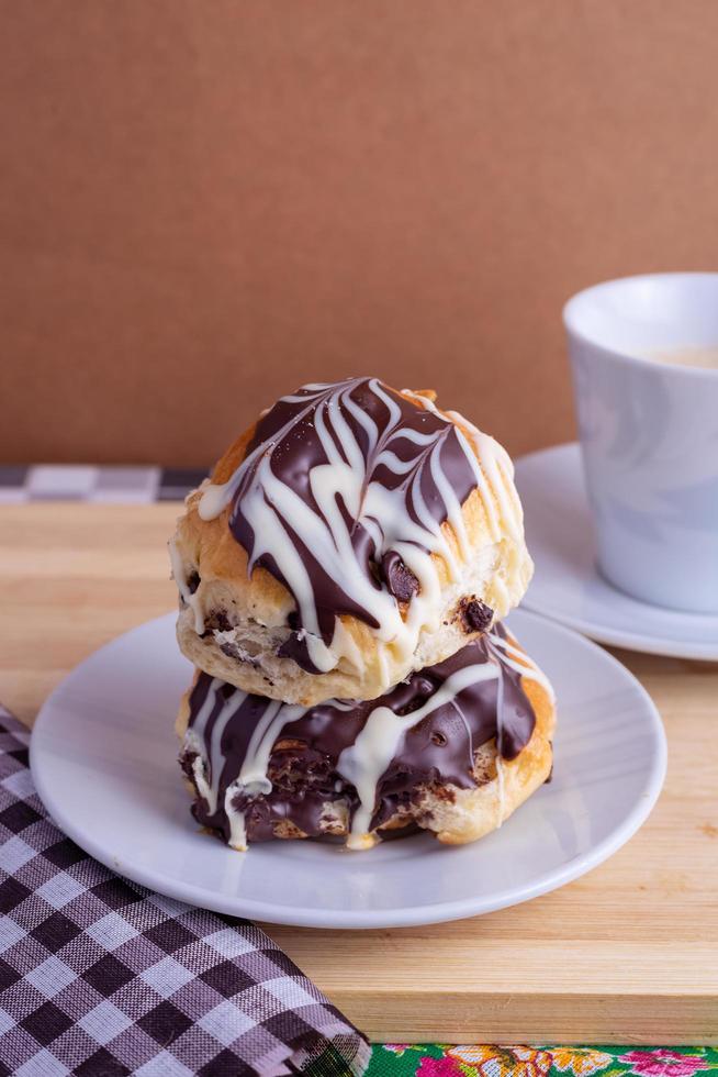 tazza di caffè con brioche pane foto